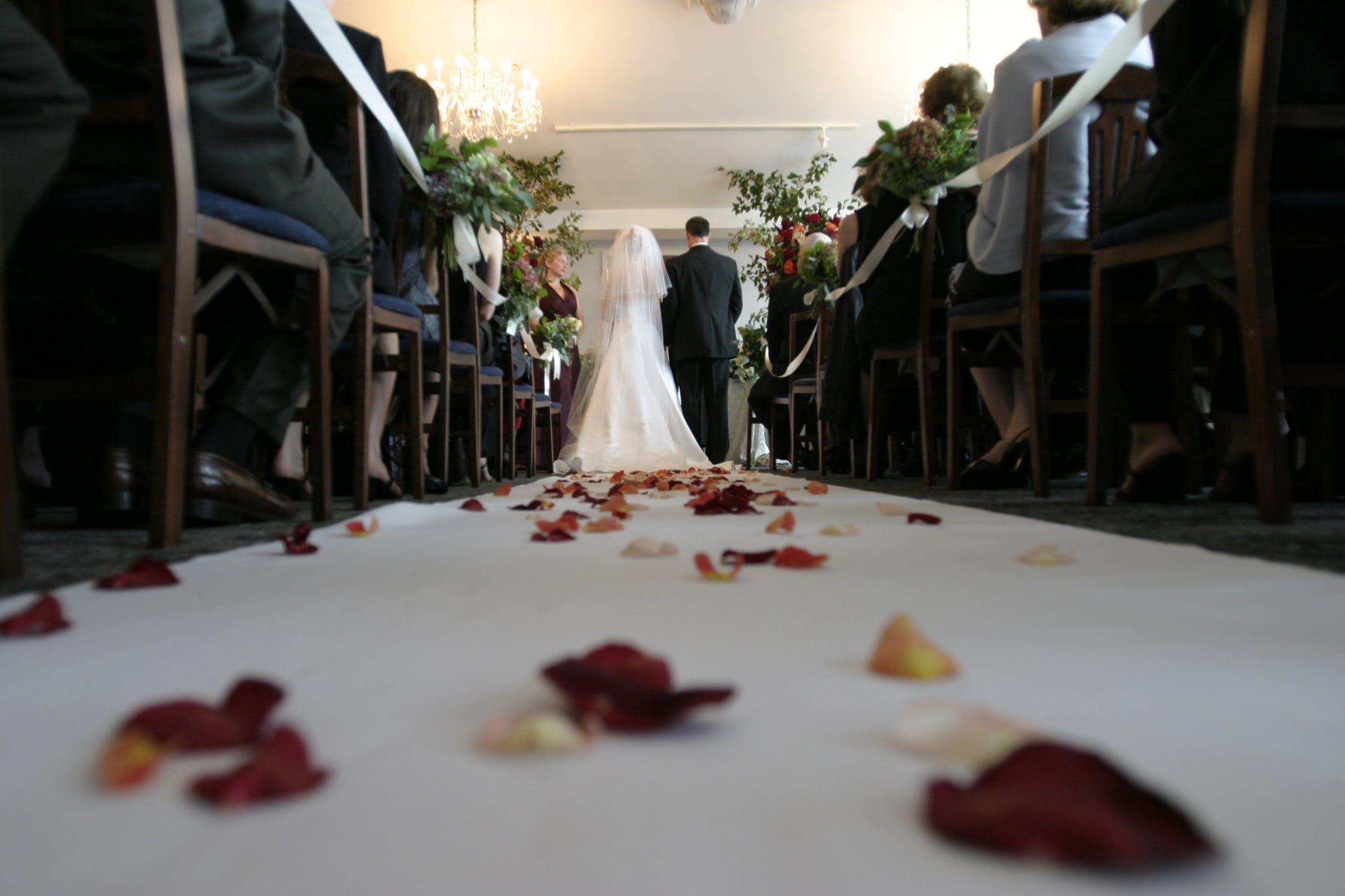 Mariage allée fleurs